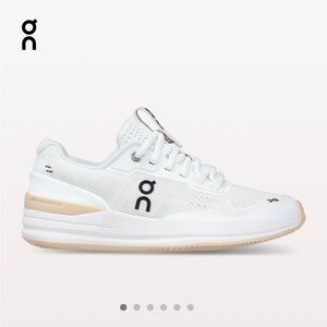 ON Running Roger Pro iconic Women’s tennis shoe size 8.5